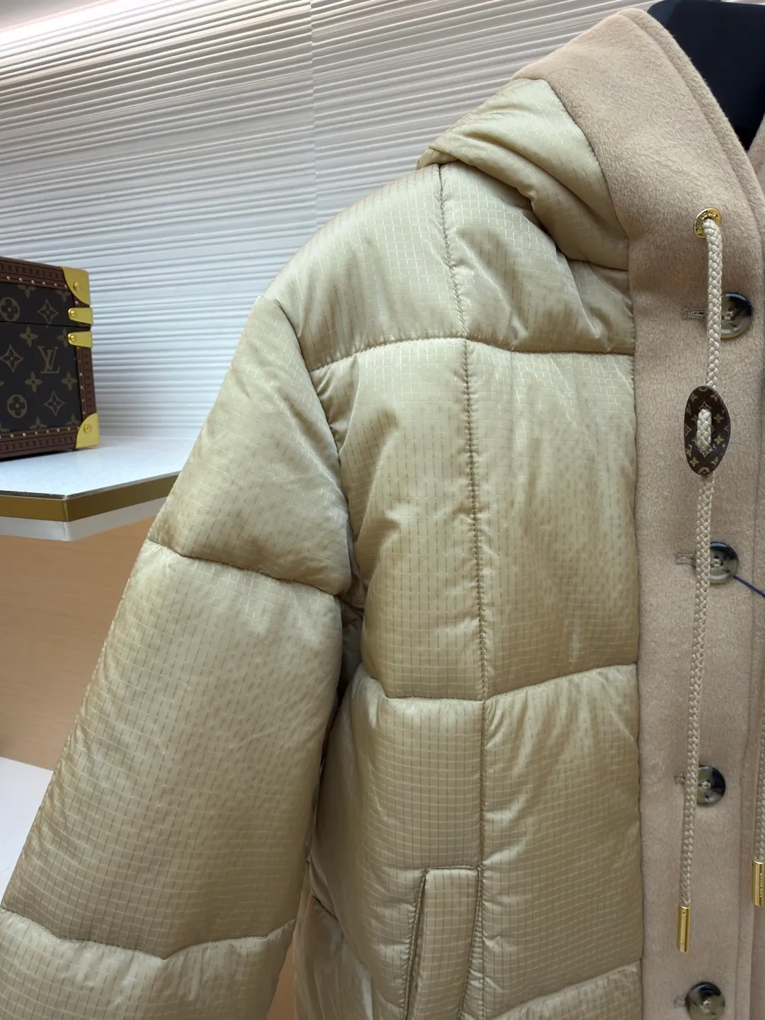 LOUIS VUITTON tear-resistant quilted hooded jacket ●Original version: Purchased and developed by 33886 ●Item number: 1681322-C65 ●Fabric: polyester fiber fabric ●Technology: Printing ●Color: Khaki ●Version: Fitted version ●Weight: about 650 grams ●Size: 36-38-40 ●Description: This style adopts a neat straight cut, which hides the lean body and allows free movement. The hood is equipped with a drawstring, which is windproof and practical. The inner lining is decorated with the brand's unique print, highlighting its unique personality in every detail, creating a dual charm both inside and outside. This style of clothing focuses on functional fabrics. The main fabric is made of 100% nylon, giving it excellent wear resistance and strength; the lining is 100% polyester, which brings a smooth touch and improves breathability and moisture removal. Made of polyester and cotton blend in some areas, it balances comfort and durability. In addition, the specially added polyvinyl chloride coating can effectively enhance the water and wind resistance of the product, making it highly practical. The overall wiring is straight and delicate, the fabric is comfortable and soft, and the color is consistent without color difference. It can be matched with the same style to create a fashionable look and control various occasions. Customized accessories, complete with three standards, same style for men and women!